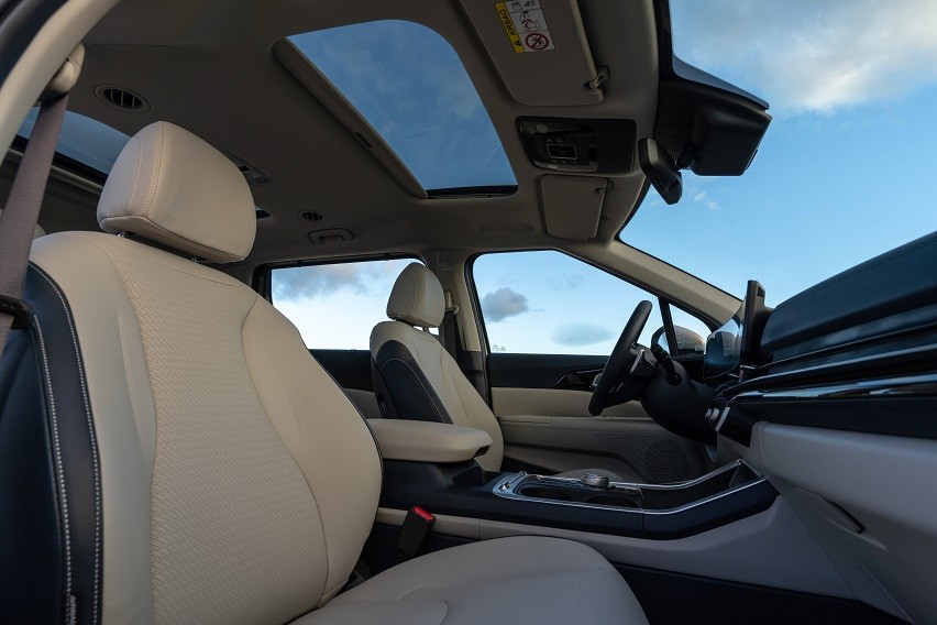 The new Kia Carnival Turbo HEV front interior