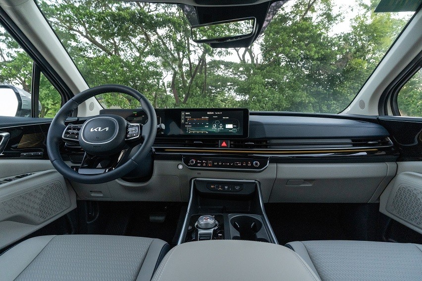 The new Kia Carnival Turbo HEV