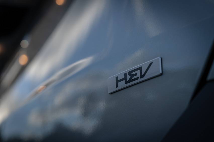 The new Kia Carnival Turbo HEV emblem
