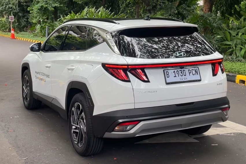 Hyundai Tucson Hybrid tampak belakang