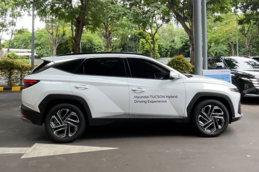 Hyundai Tucson Hybrid tampak samping