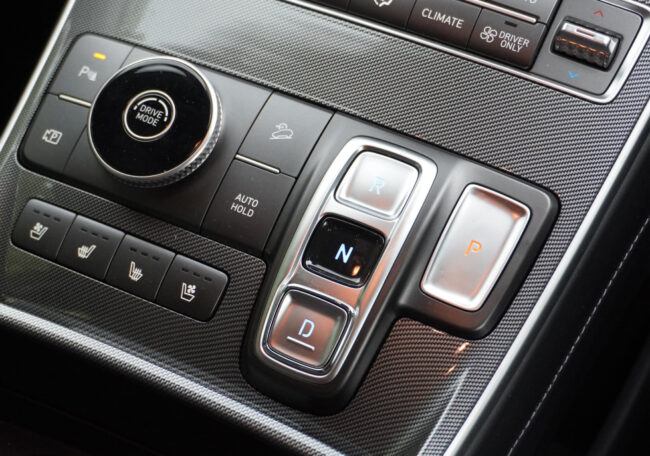 Hyundai Santa Fe Hybrid gear shifter