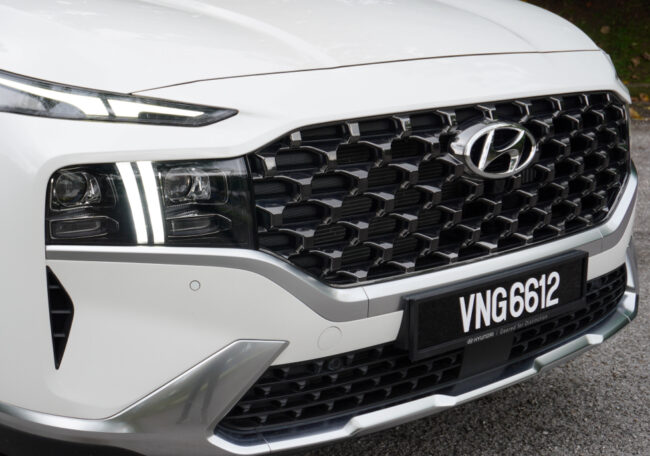 Hyundai Santa Fe hybrid grille