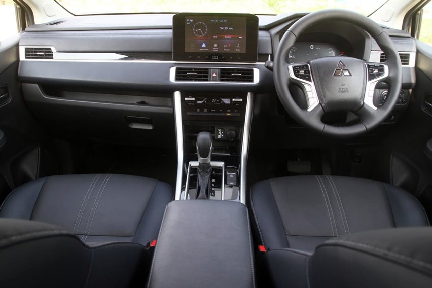 Xpander Cross interior dasbor