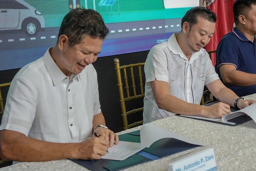 Contract signing between Mayor Wes Gatchalian and ACMobility's Toti Zara