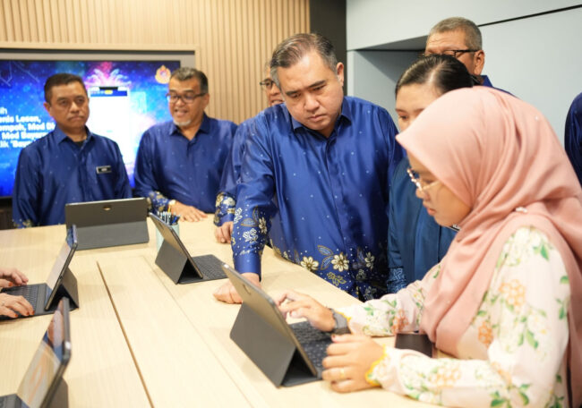 Anthony Loke checking out JPJ payment system