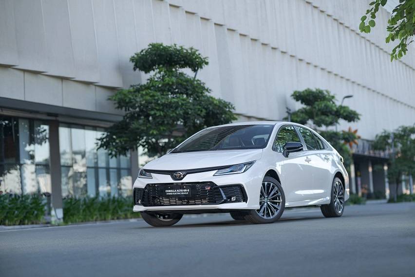 Toyota Motor PH 'refreshes' Corolla Altis GR-S HEV