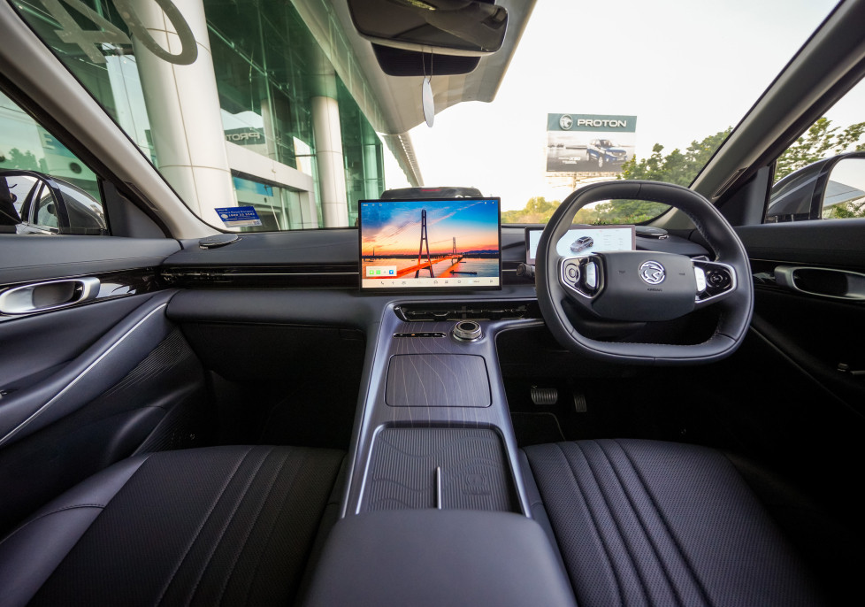 Proton eMAS 7 cockpit view