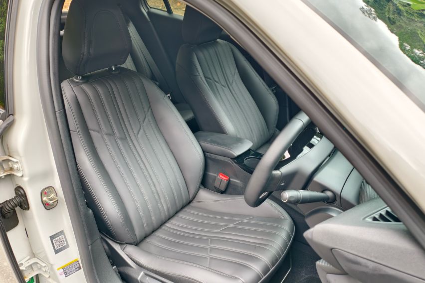 Peugeot 2008 front seats