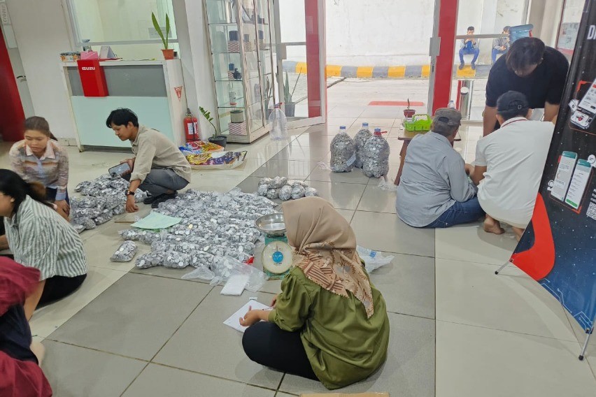 Pelanggan beli isuzu pakai koin