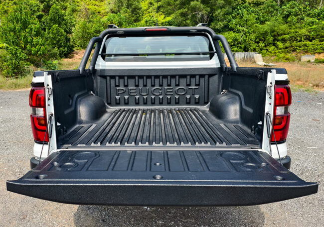 Peugeot Landtrek truck bed space
