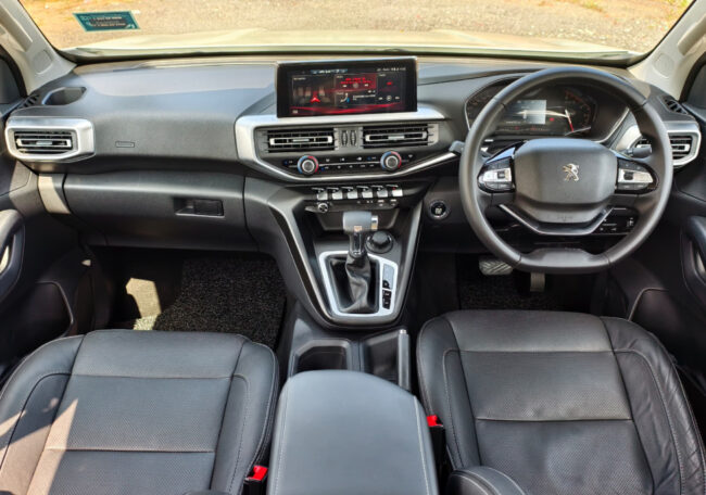 Peugeot Landtrek interior front 