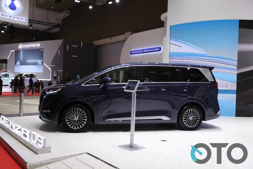 Denza D9 tampak samping