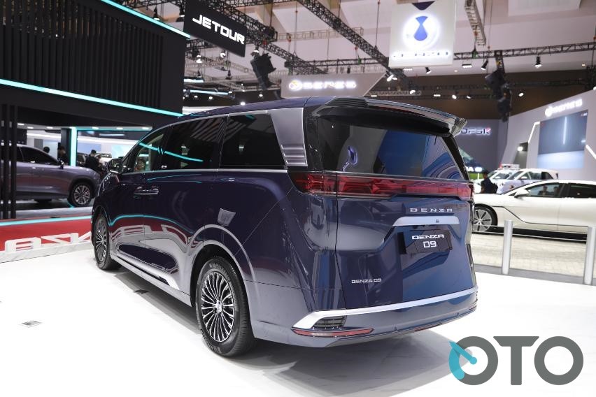Denza D9 tampak belakang