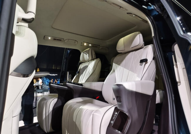 Denza D9 2nd row rear seats