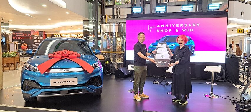 Edukasi Transisi EV, Haka Auto Serahkan BYD Atto 3 untuk FX Sudirman