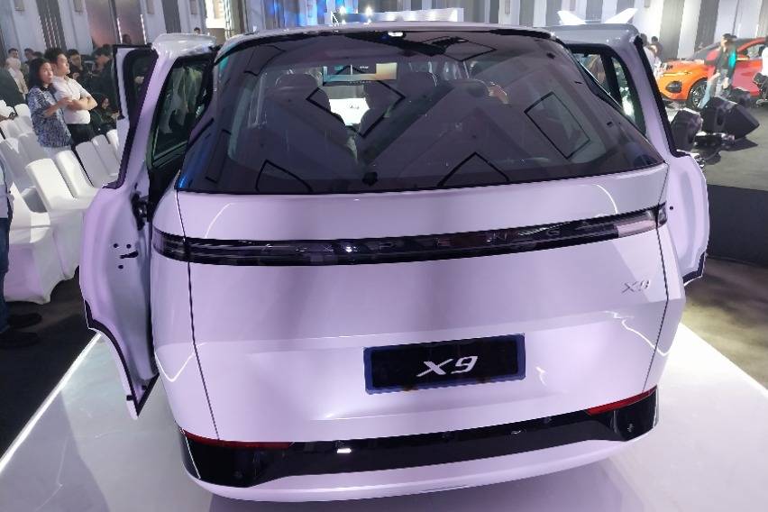 Xpeng X9