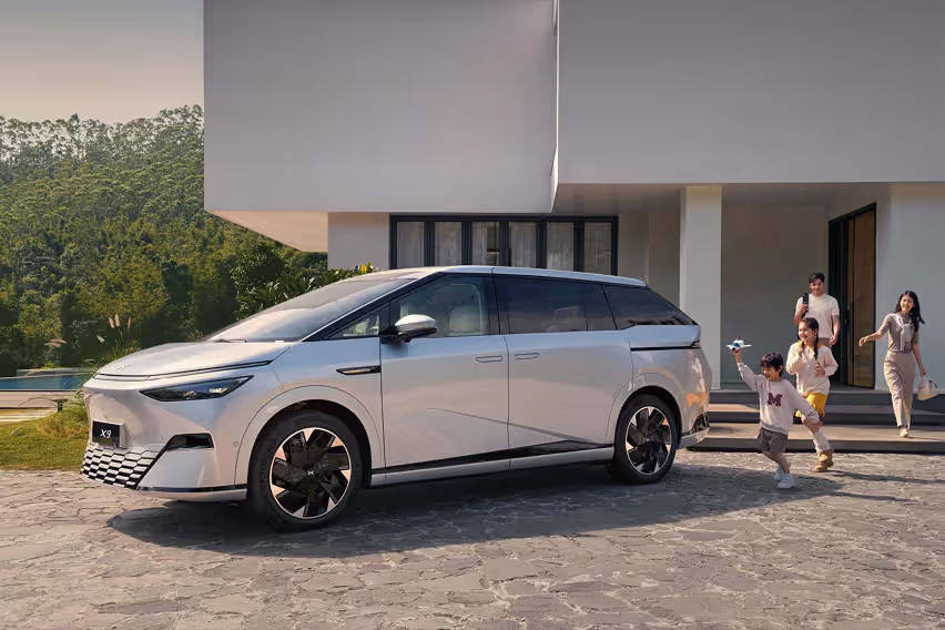 Xpeng X9 side