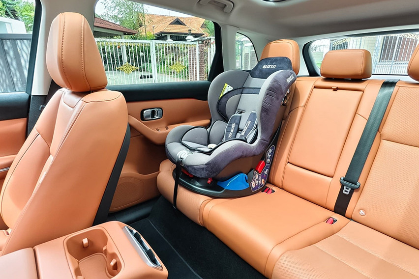 Leapmotor C10 baby seat in the rear