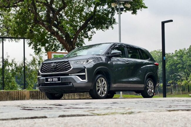 Toyota Innova Zenix front view