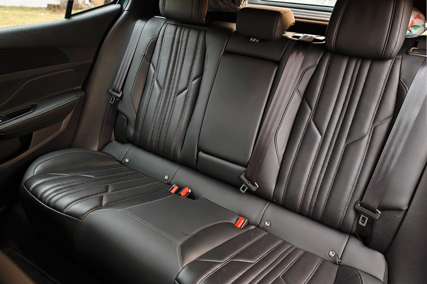Peugeot 408 seats rear