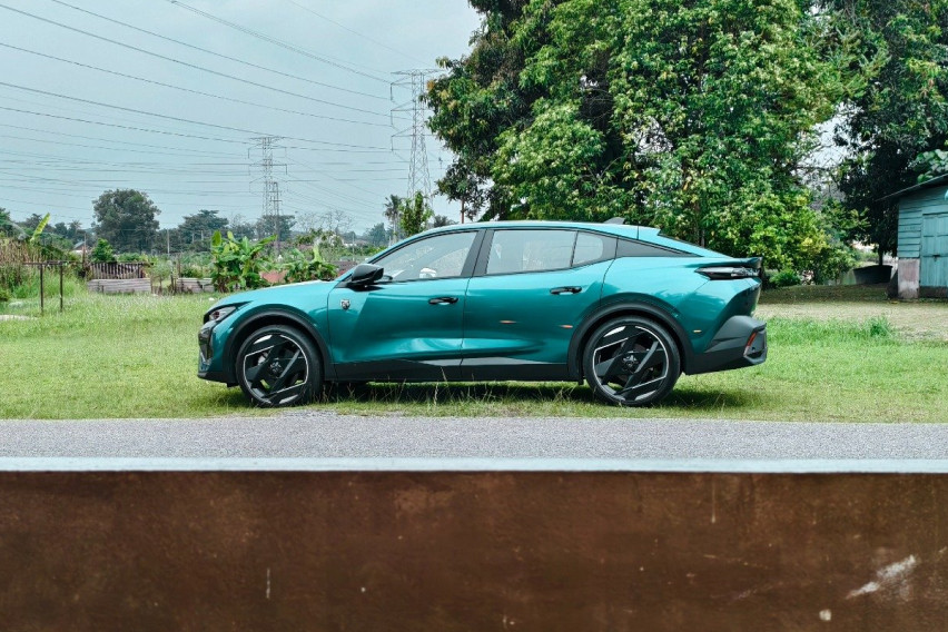 Peugeot 408 side profile