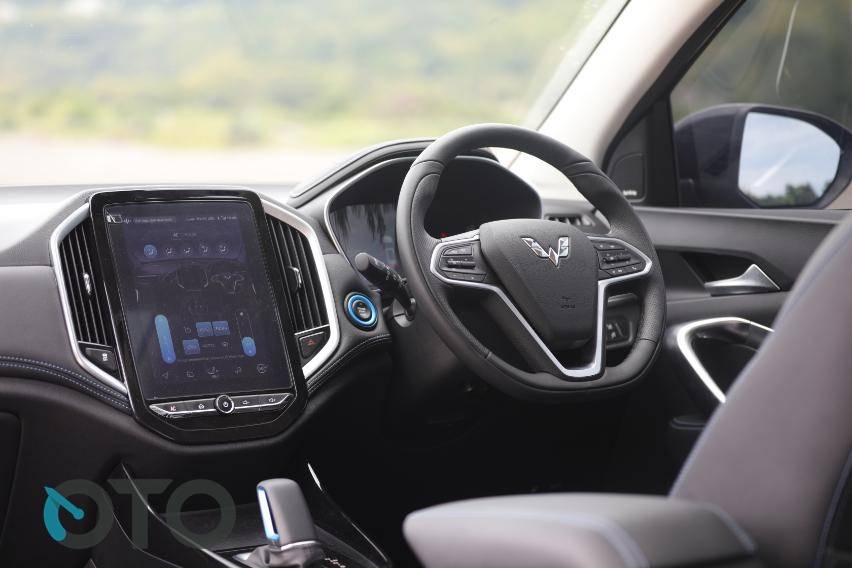 interior Wuling Almaz RS Pro Hybrid