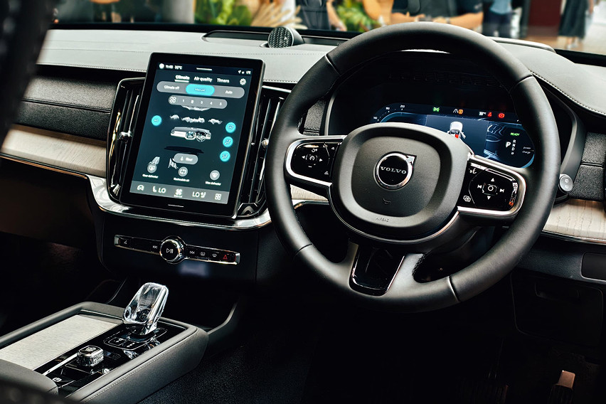 2025 Volvo XC90 facelift interior dashboard