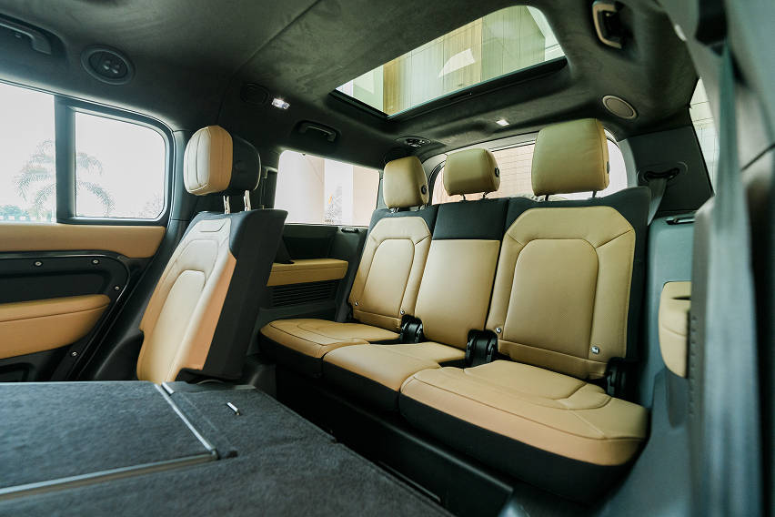 2025 Land Rover Defender V8 seats