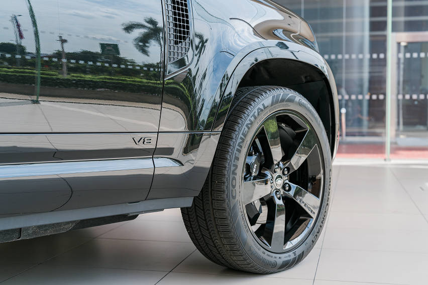 2025 Land Rover Defender V8 wheel
