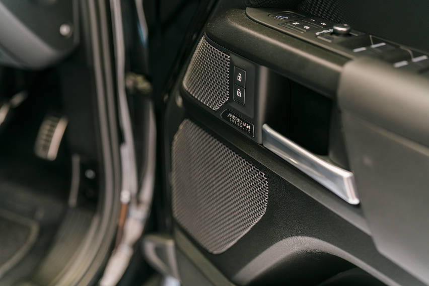 2025 Land Rover Defender V8 sound system