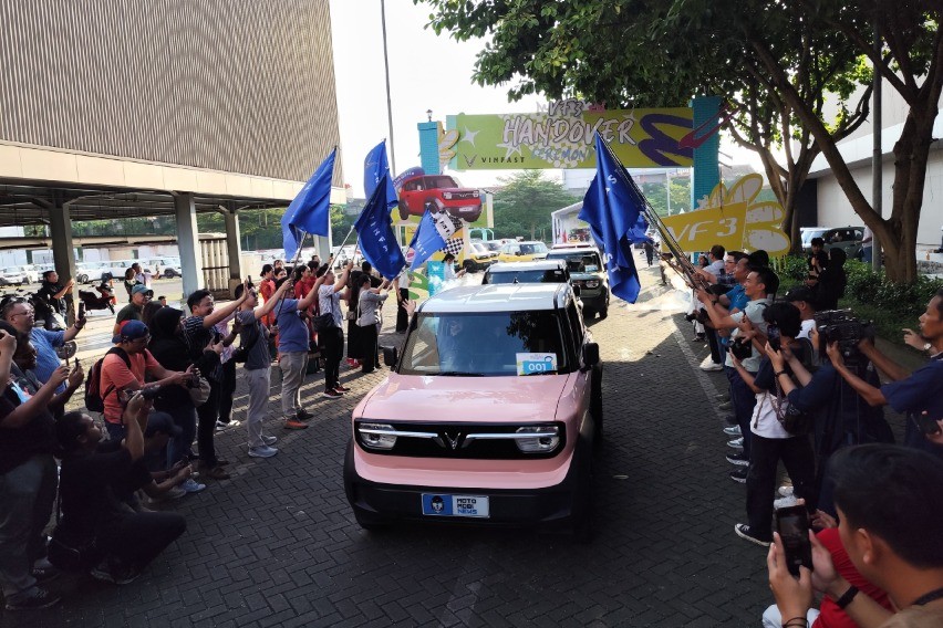 VinFast Serahkan 100 Unit VF 3 ke Konsumen