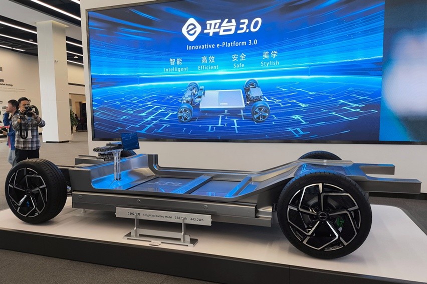 Mulai 2026, Baterai Mobil Listrik di Cina Wajib Tahan Api dan Ledakan