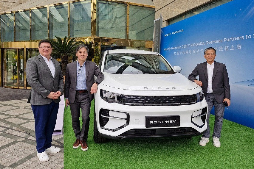 UAAGI Executives pose with the flagship RD6 PHEV NEV Pickup