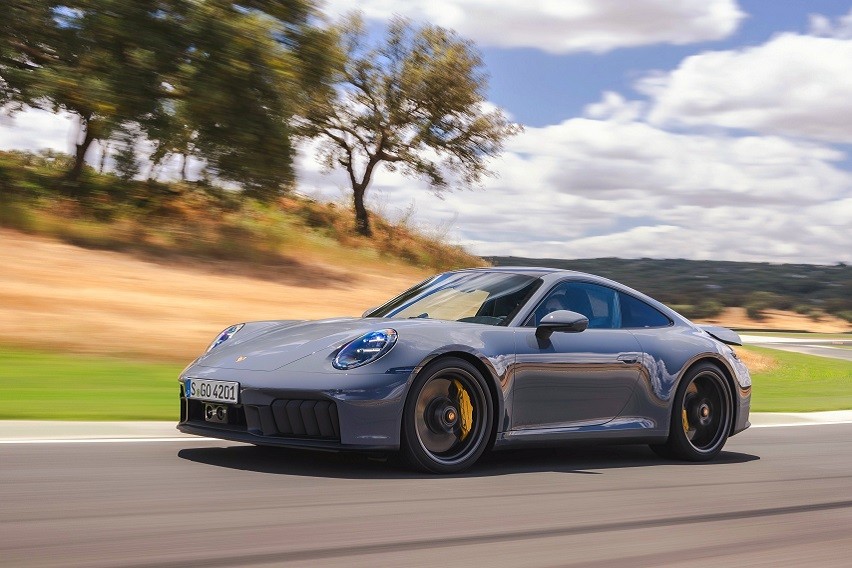 Porsche 911 Carrera GTS earns 2025 World Performance Car accolade 