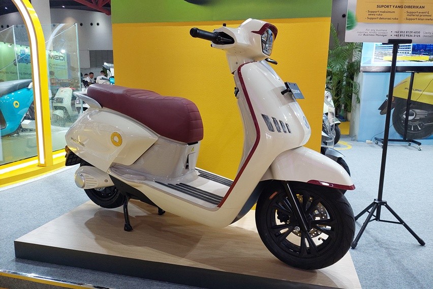 Sunra Tawarkan Motor Listrik Harga Terjangkau di PEVS 2025