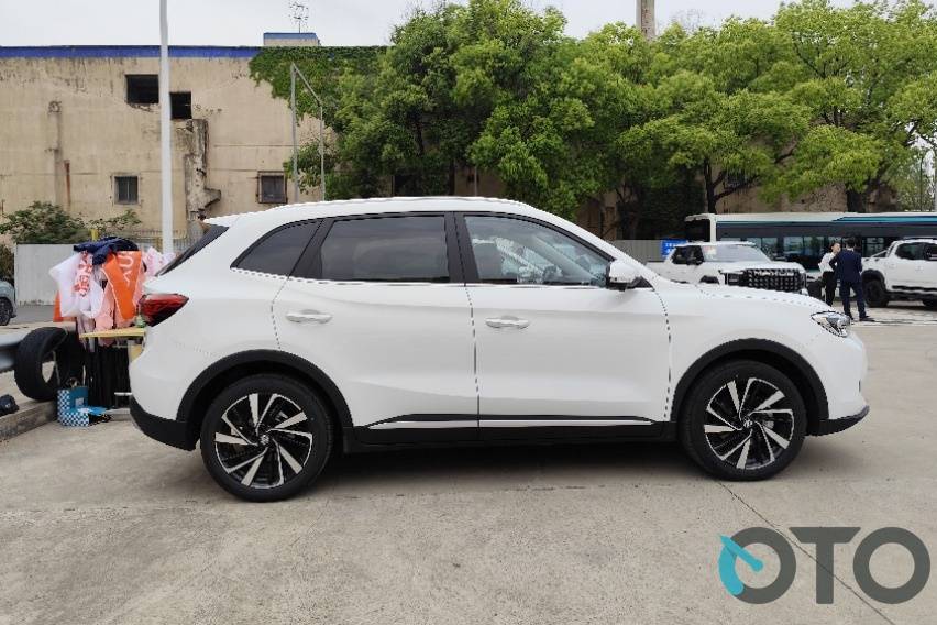 MG ZS HEV tampak samping