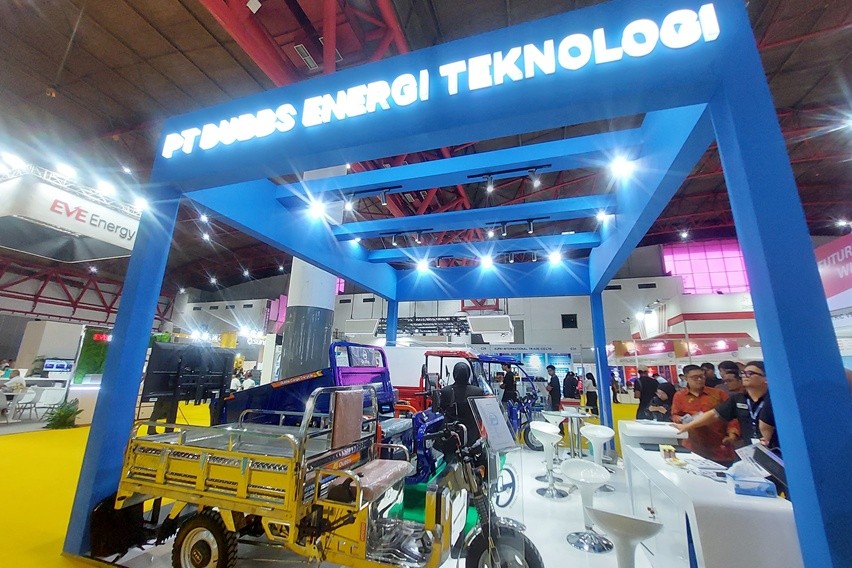 Dubbs Tawarkan Kendaraan Listrik Roda Tiga Anti Karat di PEVS 2025