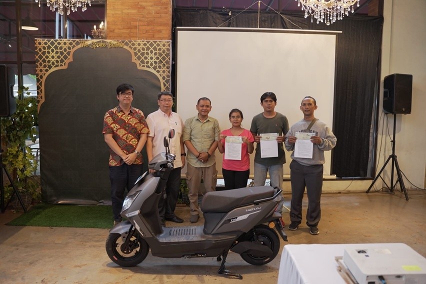 United E-Motor Serah Terima MX1200 Edisi Khusus ke Ojol, Sekali Cas 180 Km United E-Motor Serah Terima MX1200 Edisi Khusus ke Ojol, Sekali Cas 180 Km