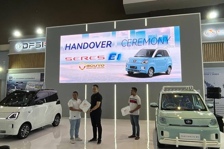 Seres Lakukan Serah Terima E1 Scuto Signature Edition pada Pelanggan di PEVS 2025 Seres Lakukan Serah Terima E1 Scuto Signature Edition pada Pelanggan di PEVS 2025