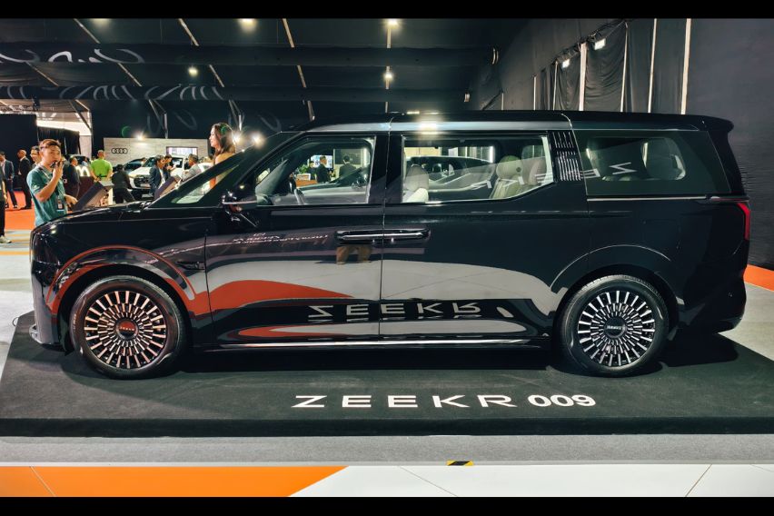 Zeekr 009 Executive side