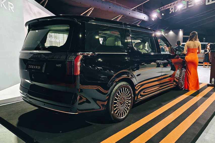 Zeekr 009 Executive rear