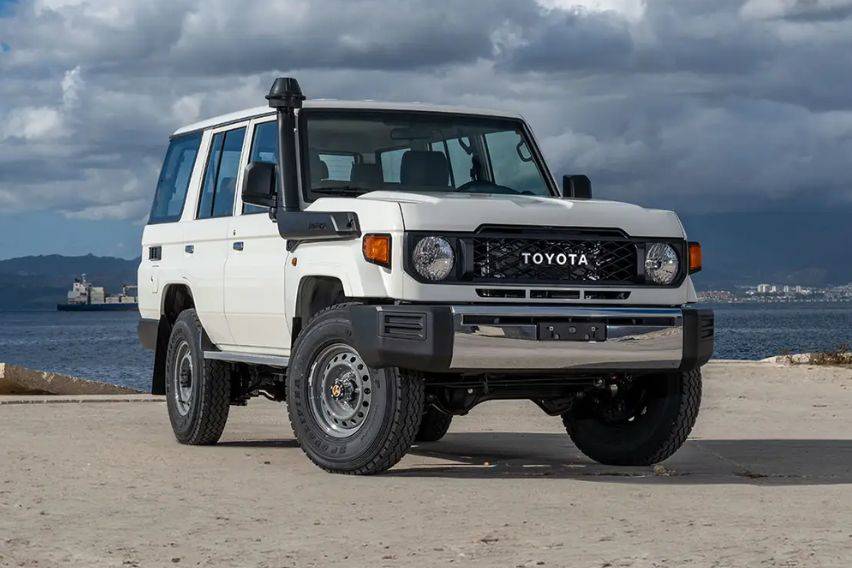 Toyota Land Cruiser Red Cross-spec