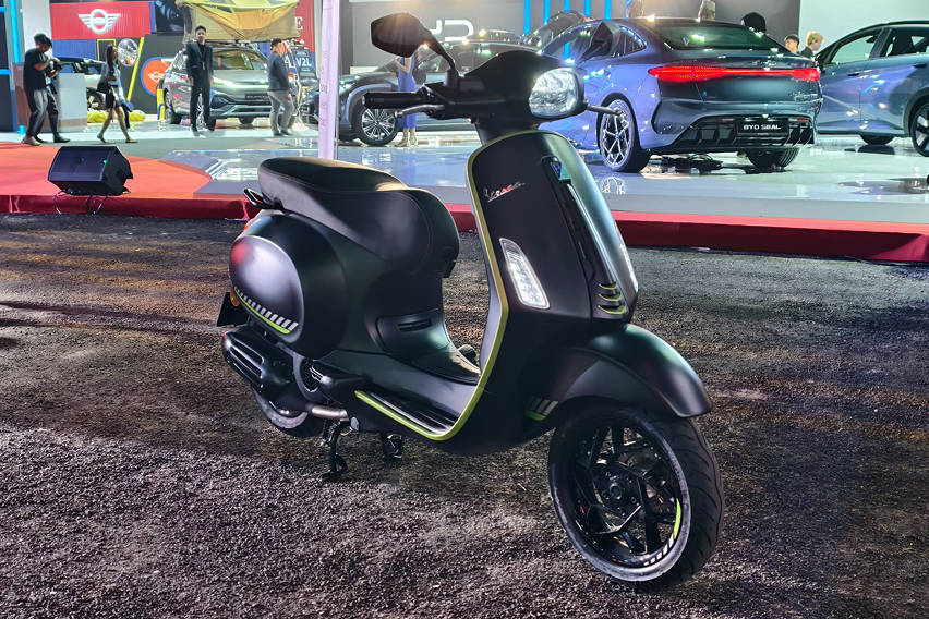 Vespa Sprint Tech 150 black colour