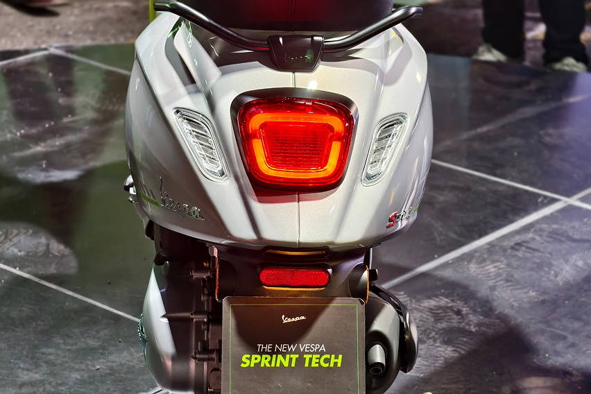 Vespa Sprint Tech 150 taillights