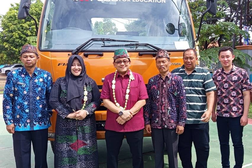 Mitsubishi Fuso Donasikan Truk Fighter ke SMK Negeri 1 Kamal, Dukung Pendidikan Vokasional di Madura Mitsubishi Fuso Donasikan Truk Fighter ke SMK Negeri 1 Kamal, Dukung Pendidikan Vokasional di Madura