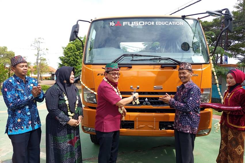 Donasi truk Mitsubishi Fuso