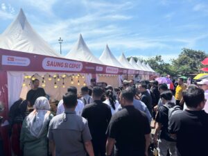 Deretan booth UMKM Lokal yang Dipenuhi Oleh Pengunjung.