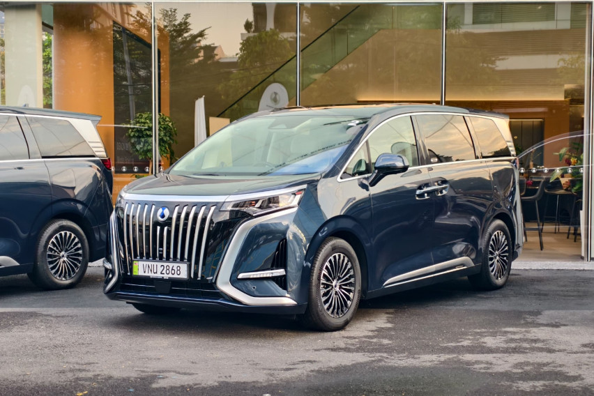 Denza D9 blue front view