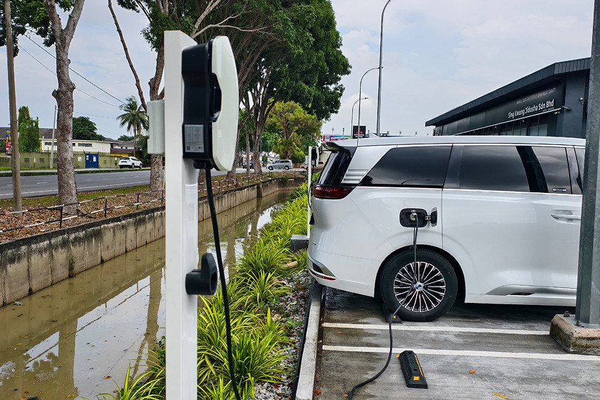 Denza D9 charging port